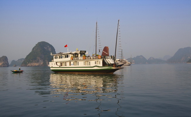 White dolphin Cruise Halong